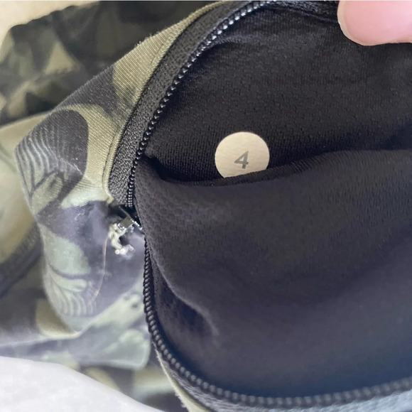 LULULEMON Pace Rival Army Green Camo Butterfly Crop 22” Leggings  Size 4 - Picture 11 of 15